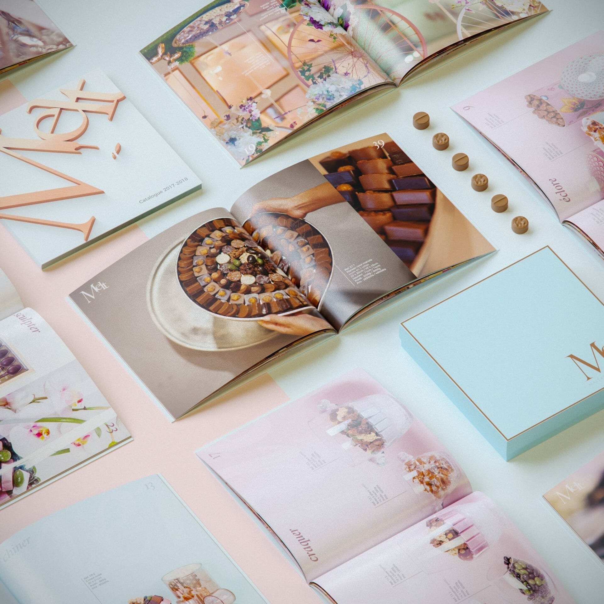 Un livre avec une variété de desserts dessus.