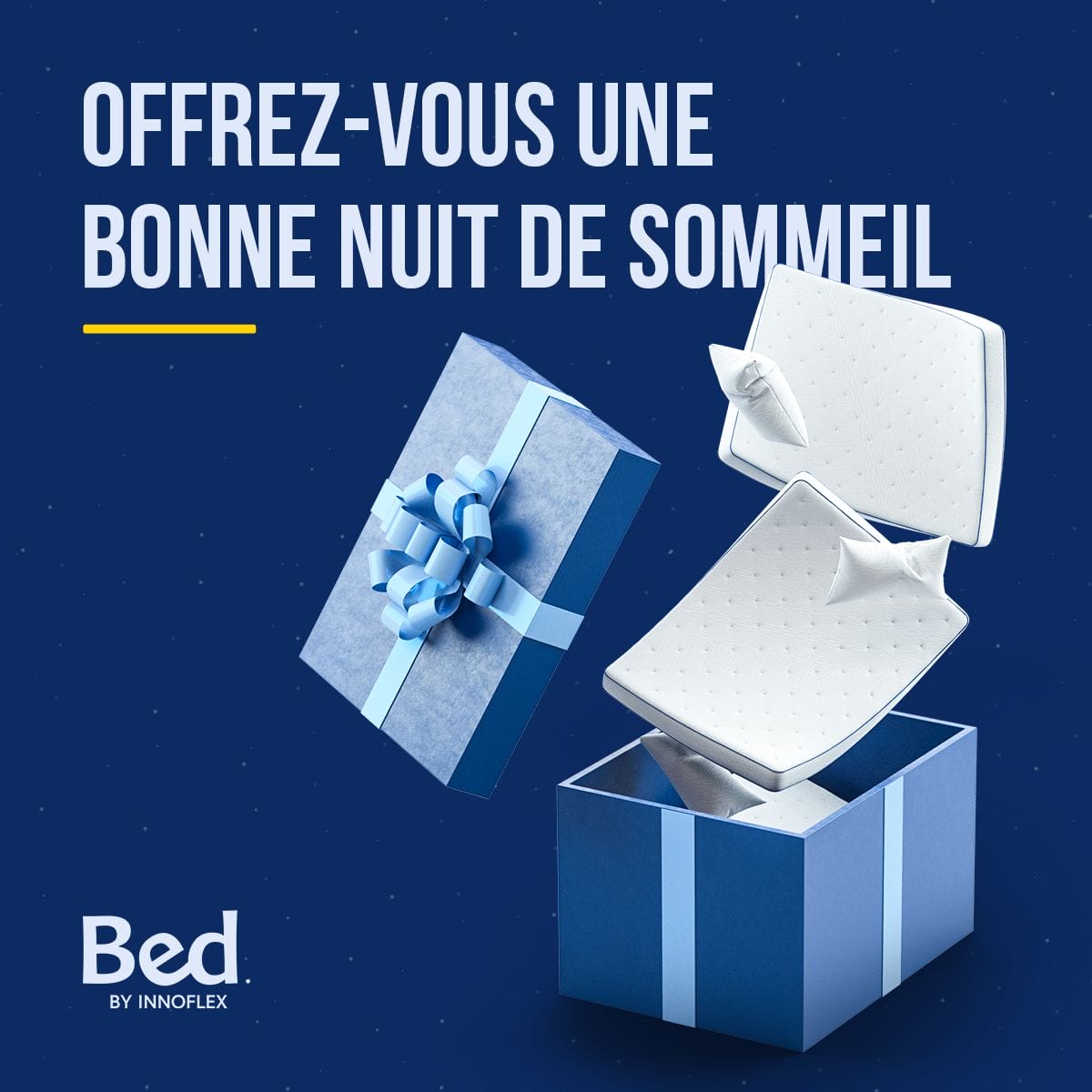 Un lit avec une boîte cadeau bleue et un arc bleu.