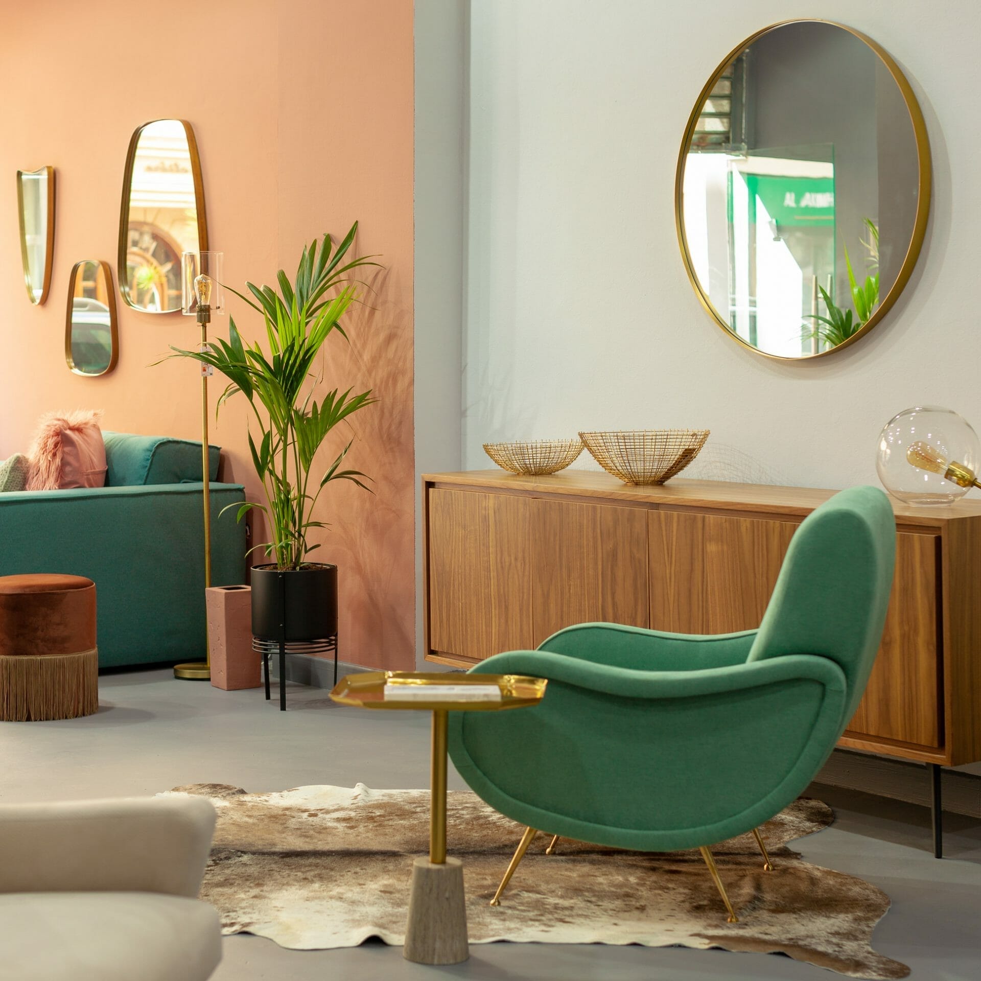 Un salon avec des meubles colorés et un miroir.
