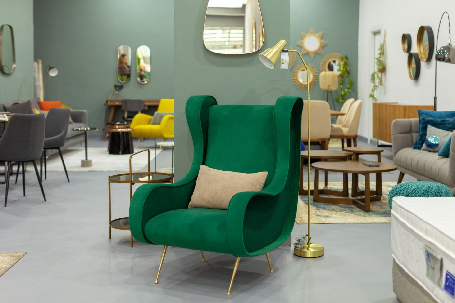 Une pièce remplie de chaises vertes et d'autres meubles.