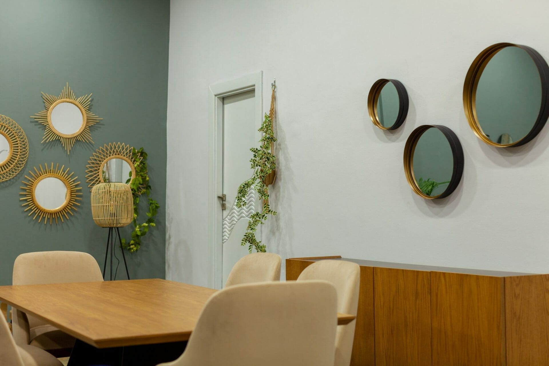 Une salle à manger avec plusieurs miroirs ronds au mur.