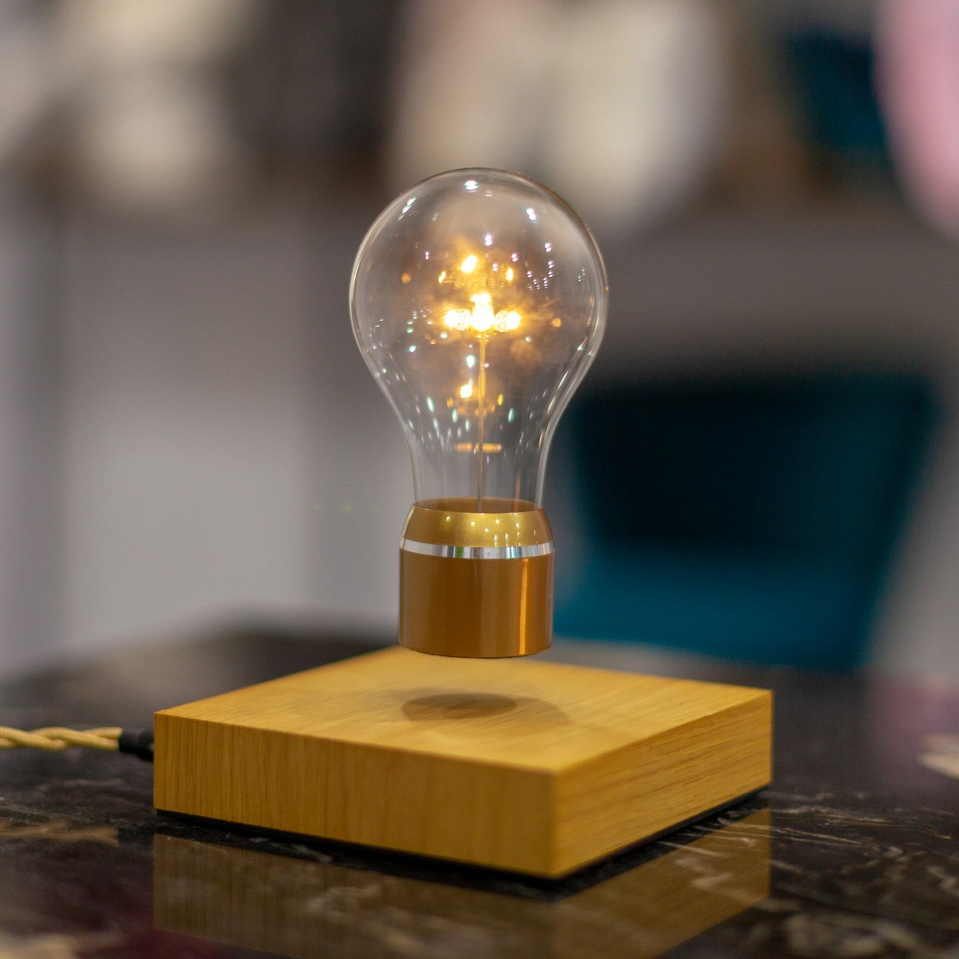 Une ampoule flottant au-dessus d'un bloc de bois.
