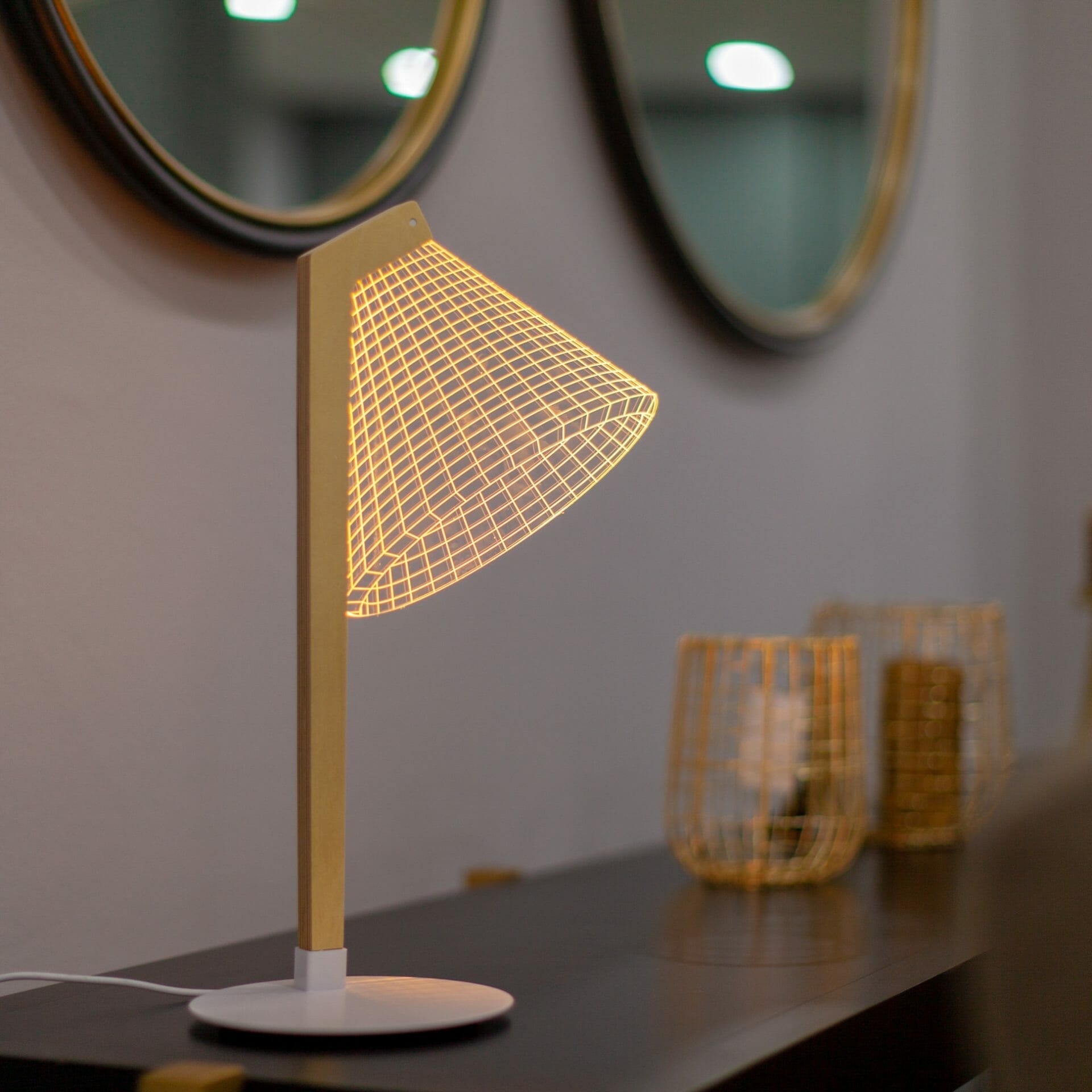 Une lampe sur une table à côté d'un miroir.