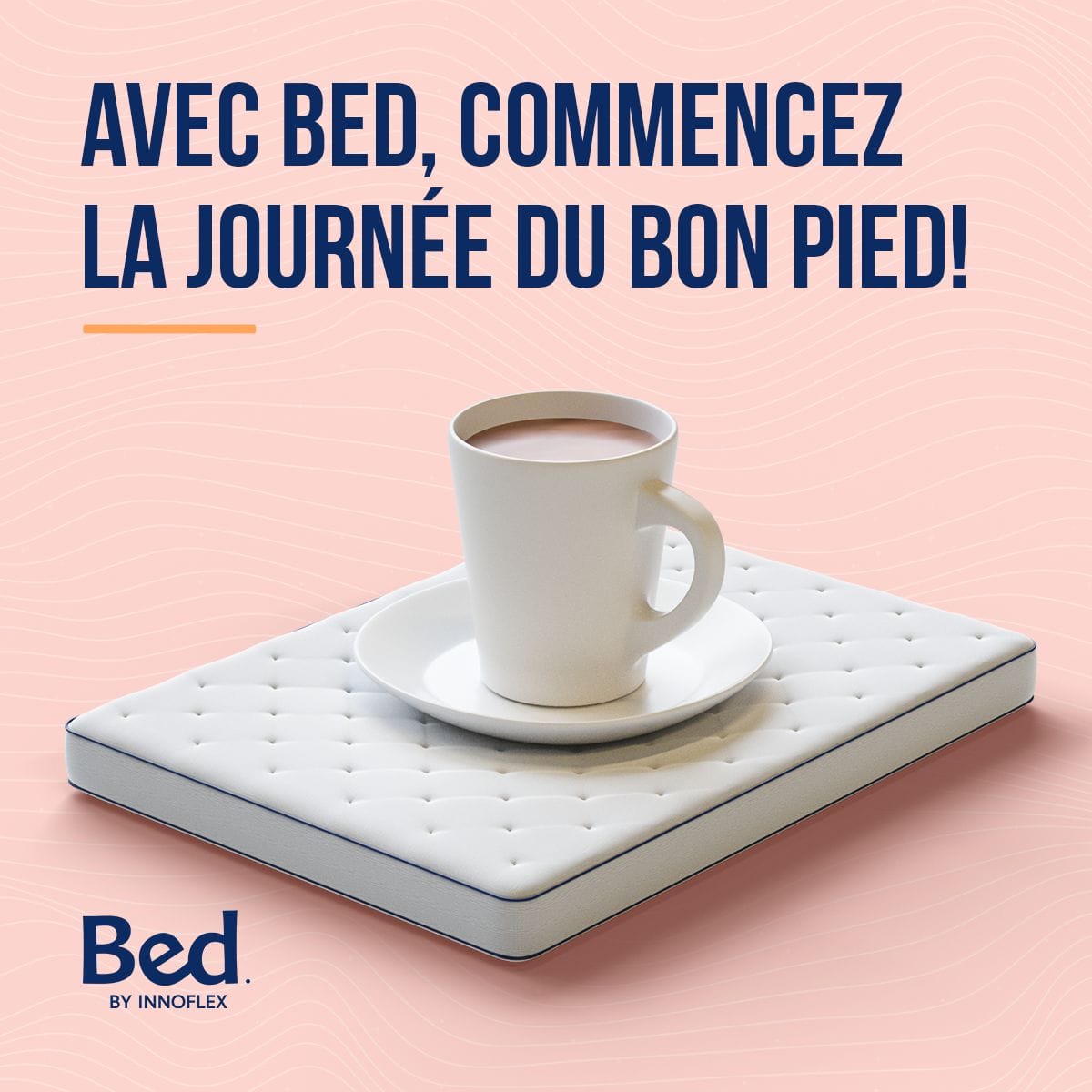 Un lit avec une tasse de café à côté.