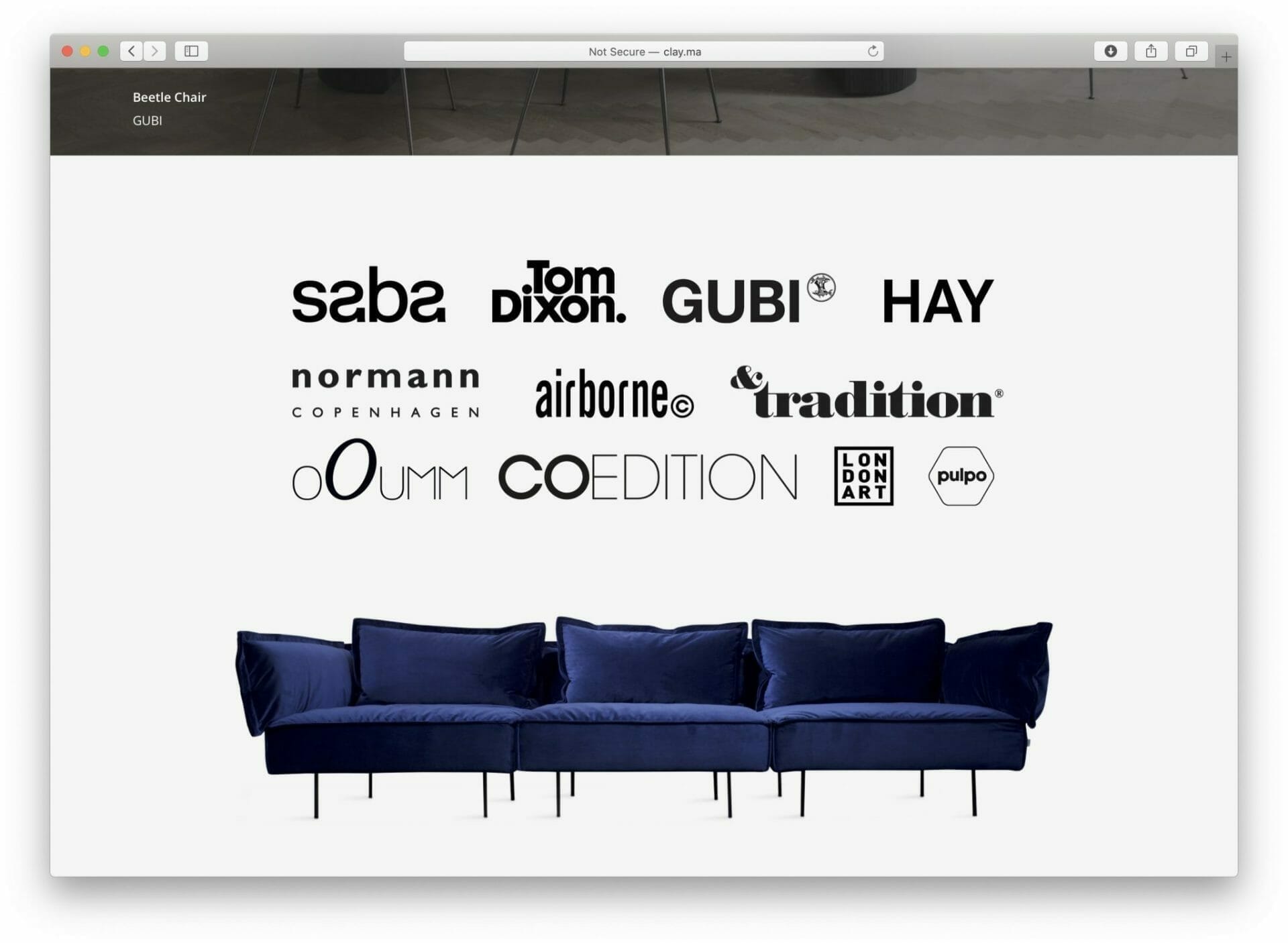 Un site Web avec un canapé bleu et des logos.