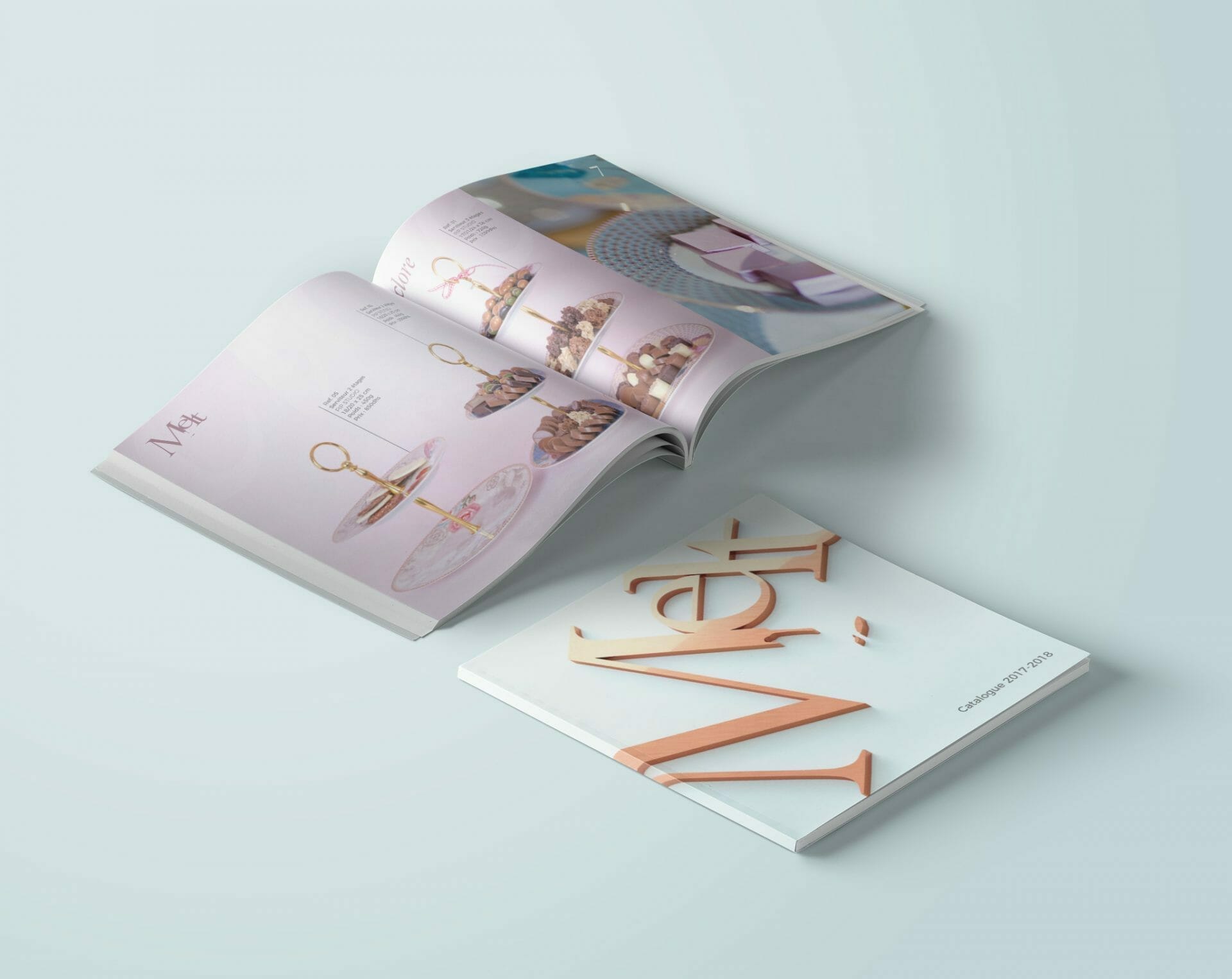 Un livre avec une couverture rose et une couverture dorée.