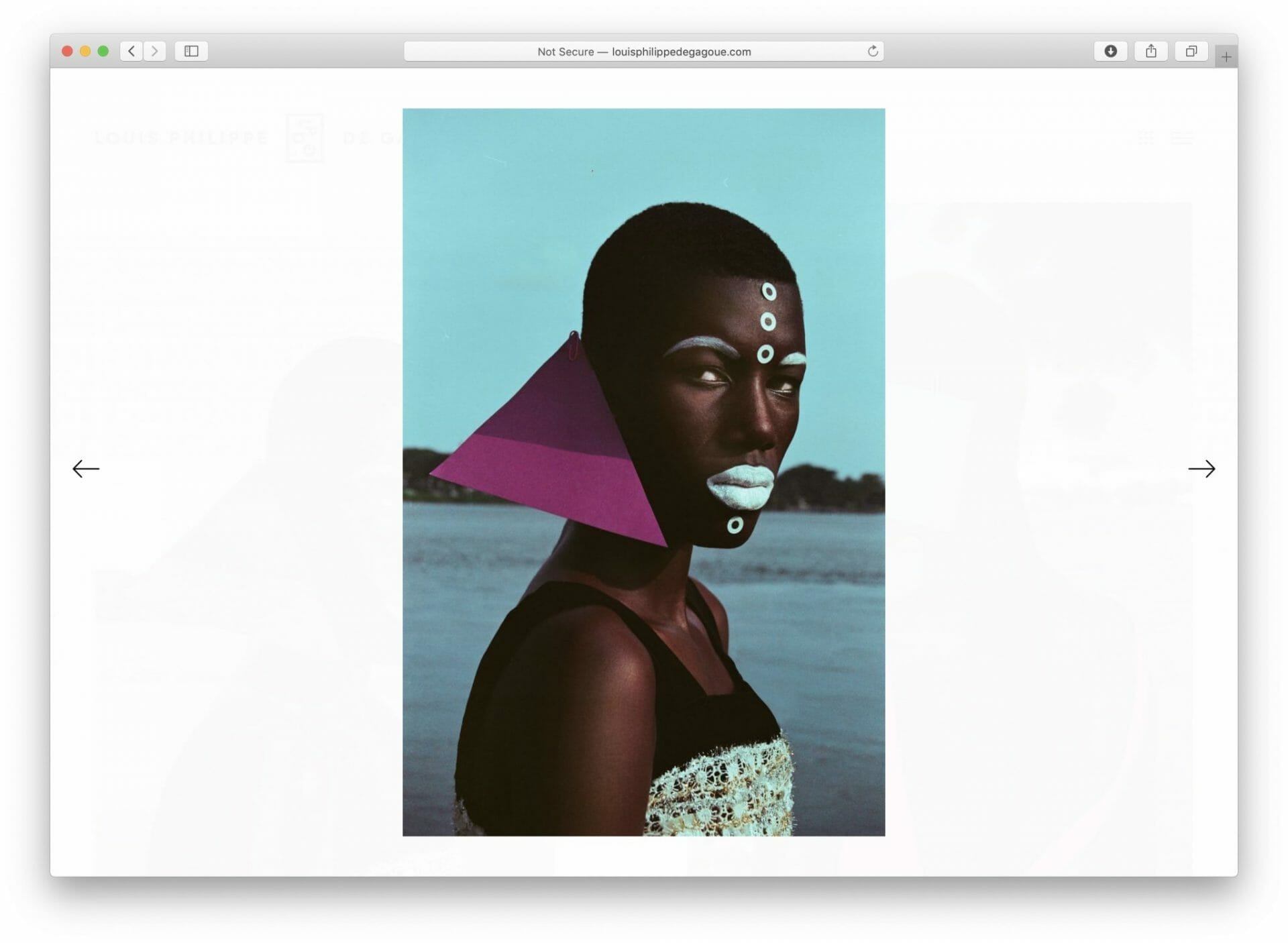 Le visage d'une femme s'affiche sur un écran d'ordinateur.