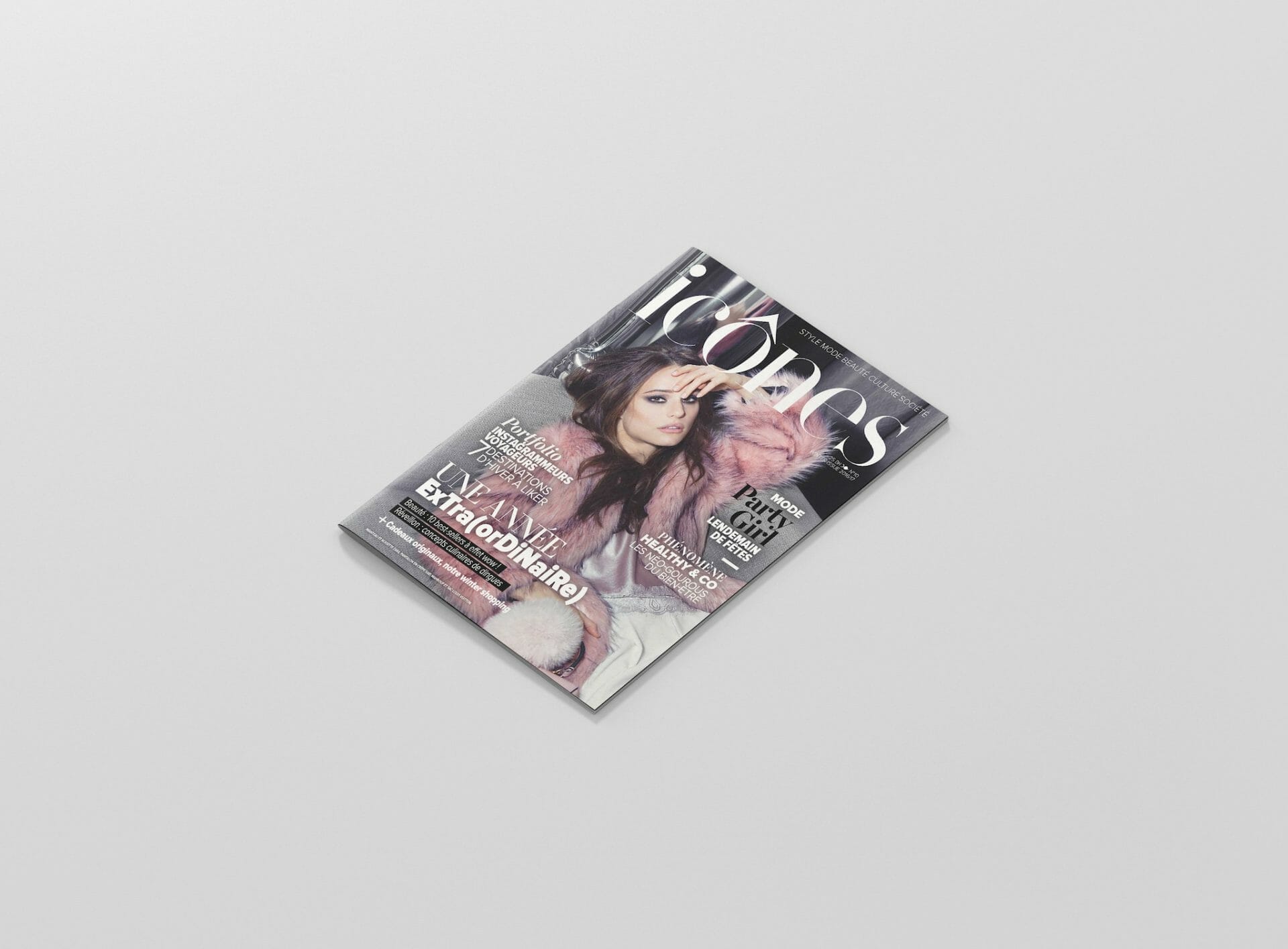Une couverture de magazine avec un visage de femme dessus.