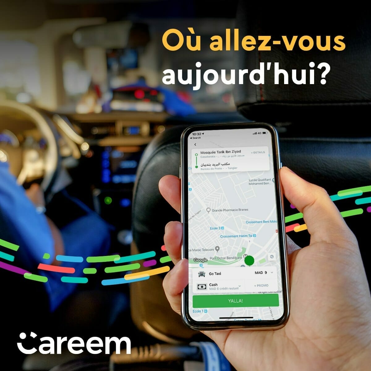 Une personne tenant un téléphone avec le texte 
