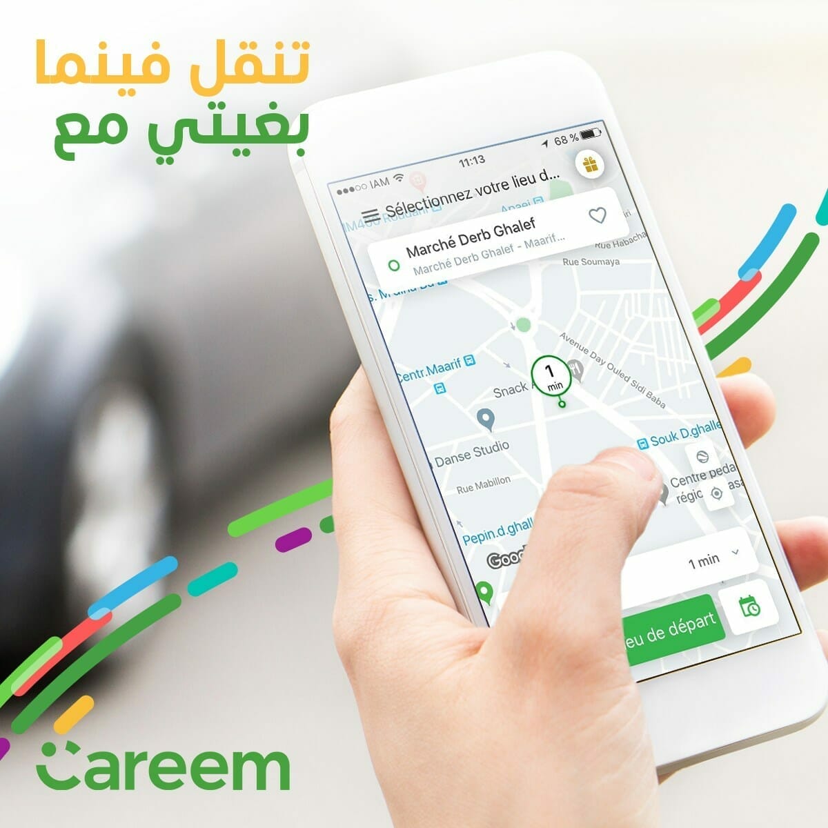 Une personne tenant un téléphone portable avec l'application careem dessus.