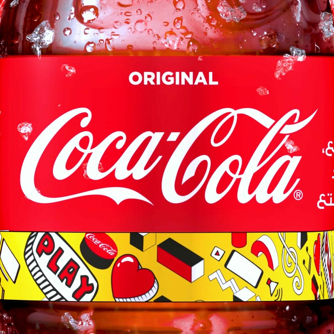 Une bouteille de coca cola avec un dessin dessus.