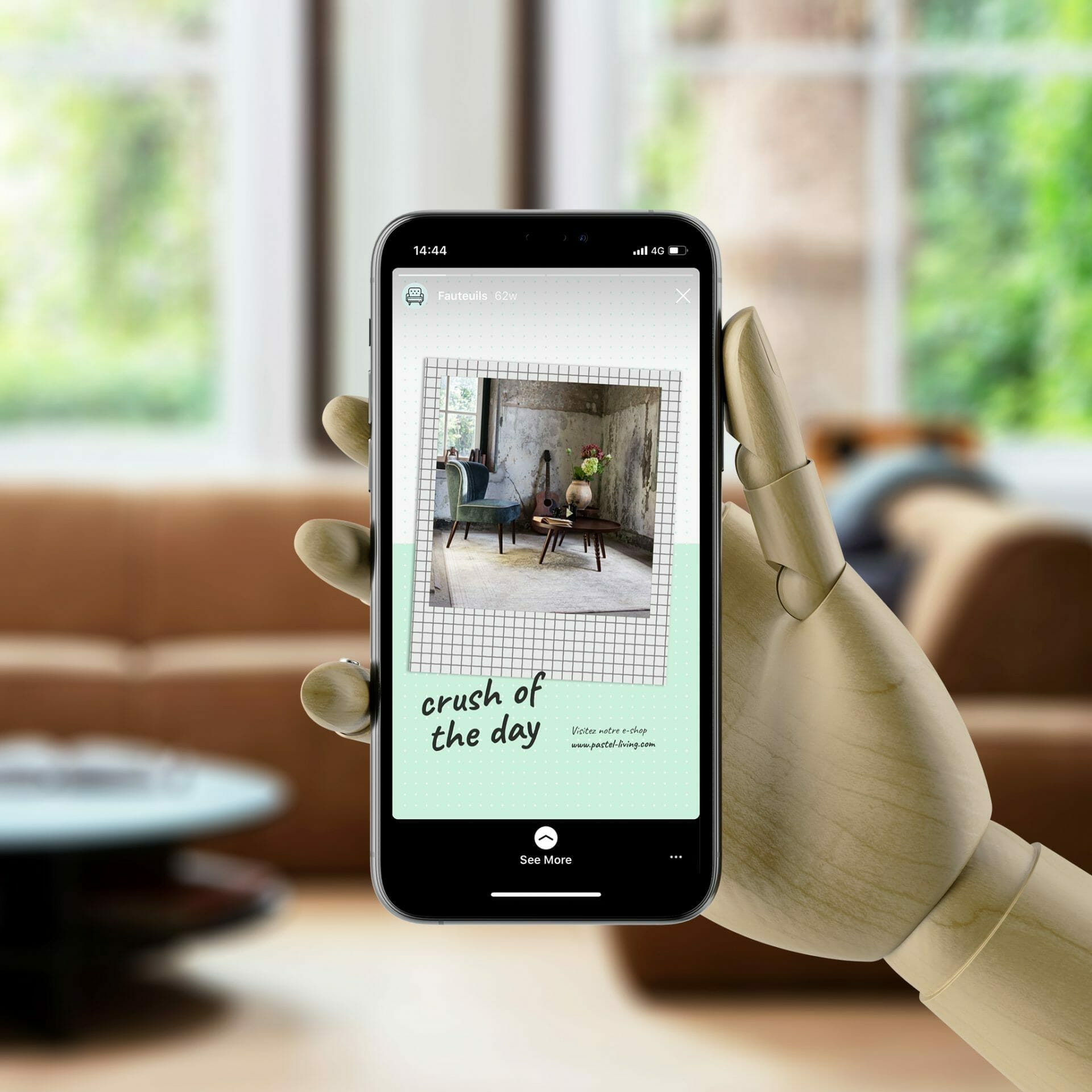 Une main tenant un iphone avec une photo d'un salon.