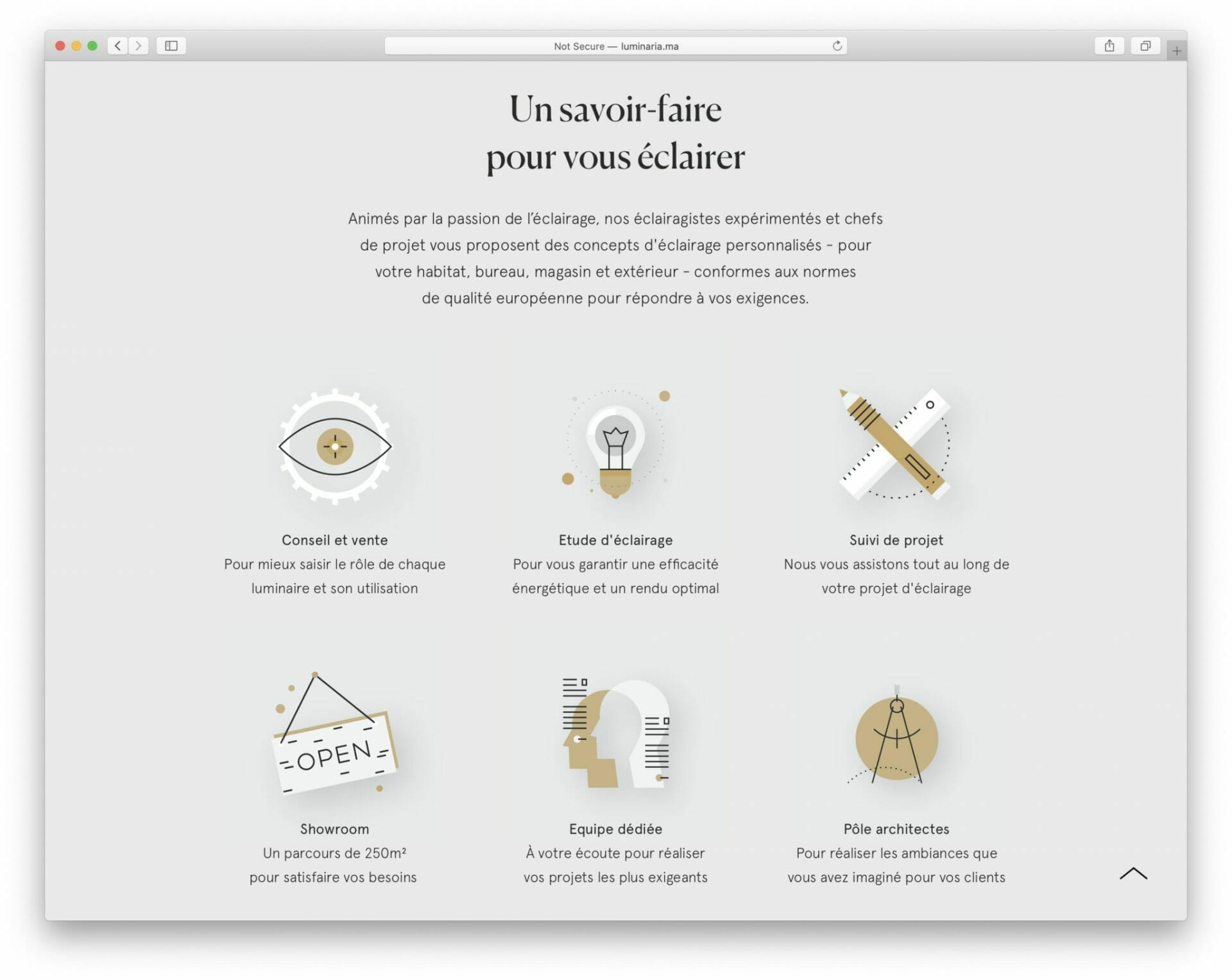 Capture d'écran d'un site Web avec un fond doré.