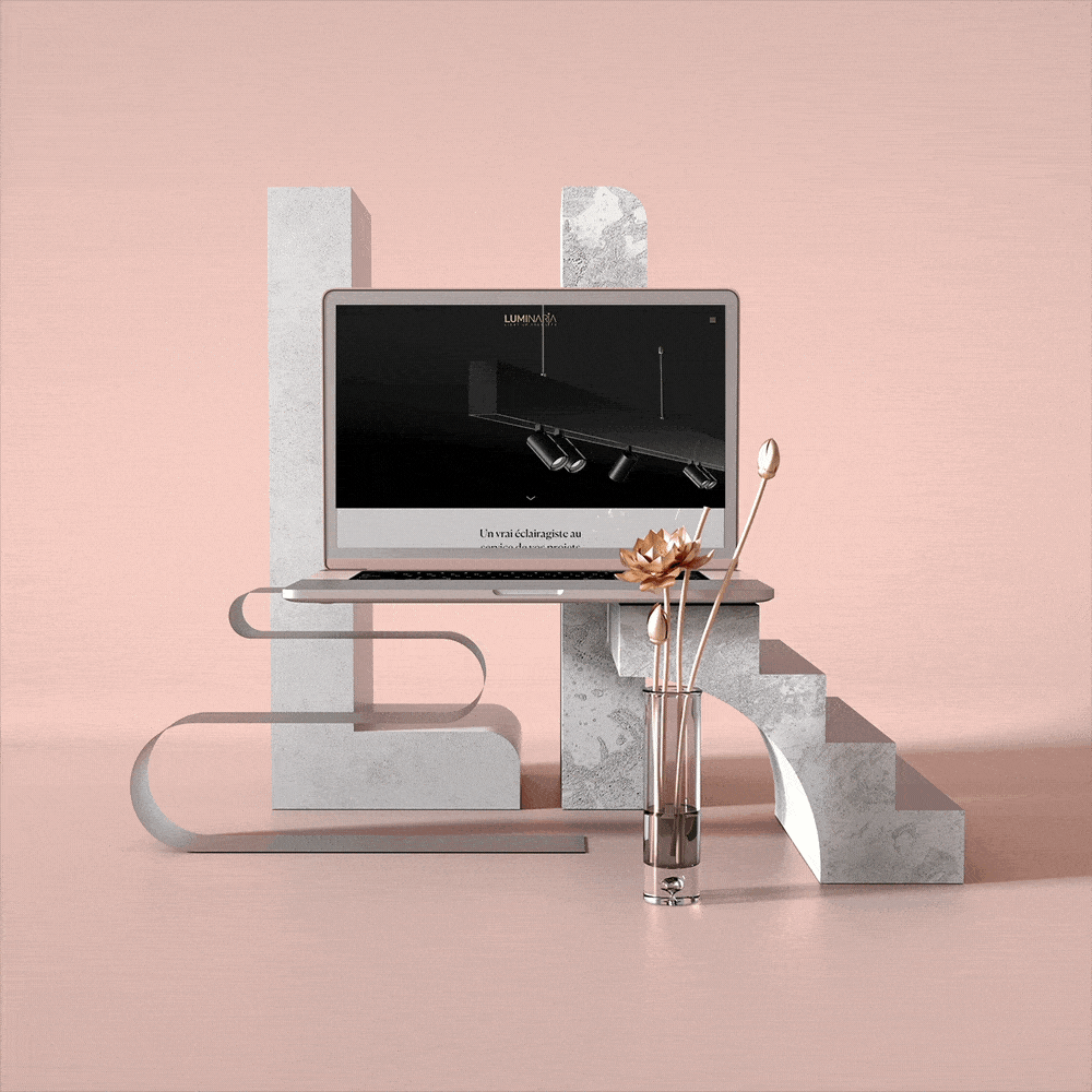 Un ordinateur portable sur fond rose avec un vase.