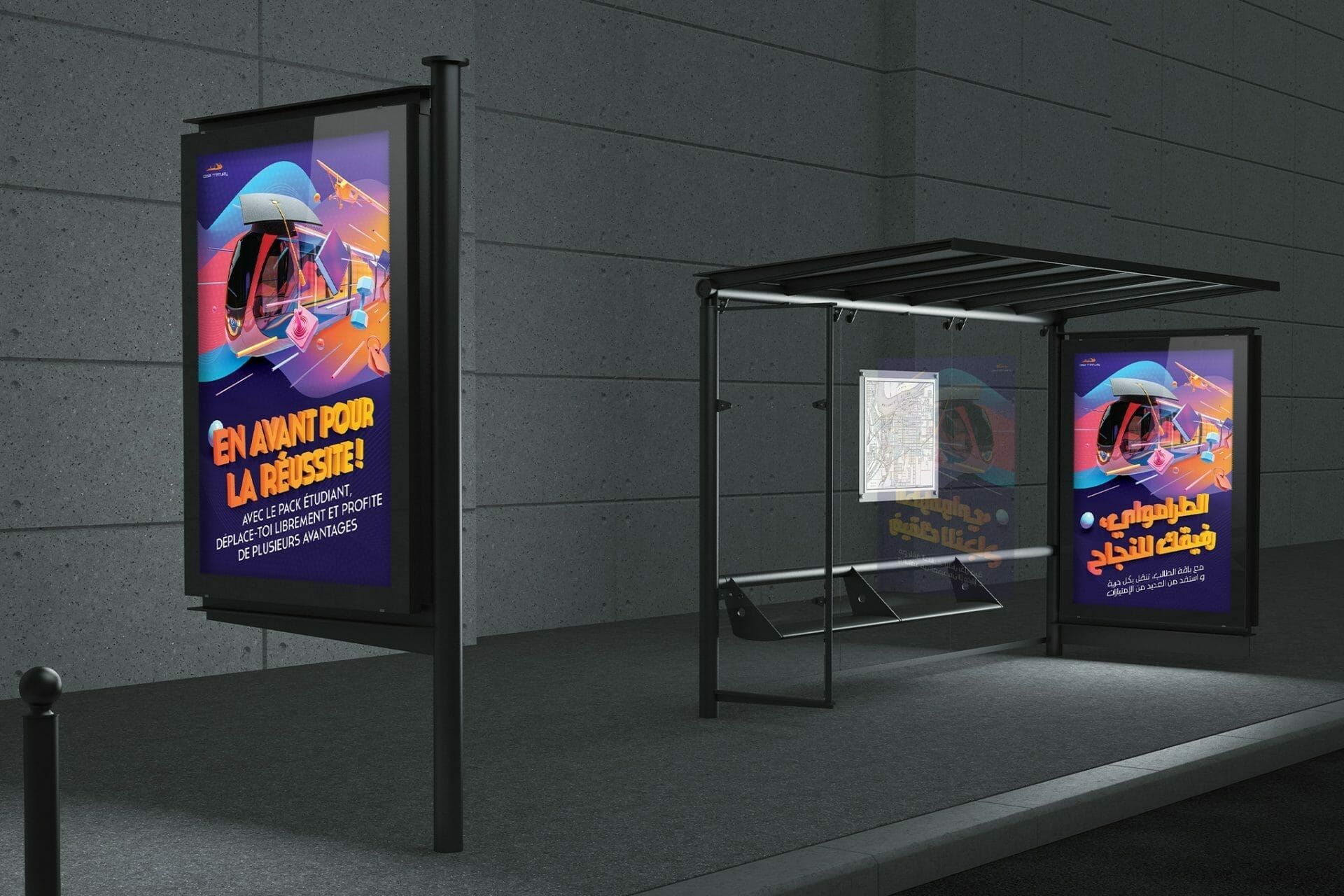 Un arrêt de bus avec deux affiches dessus.