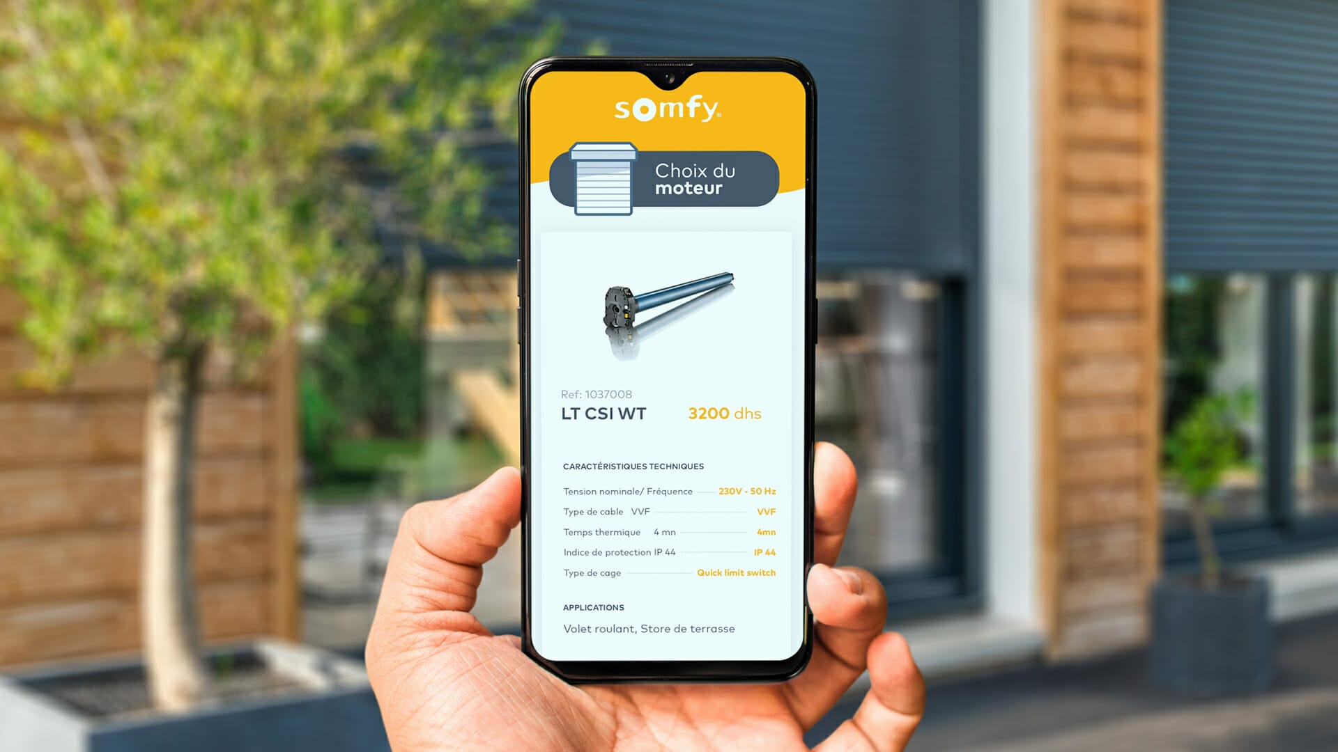 Une personne tenant un smartphone avec une application de porte de garage dessus.