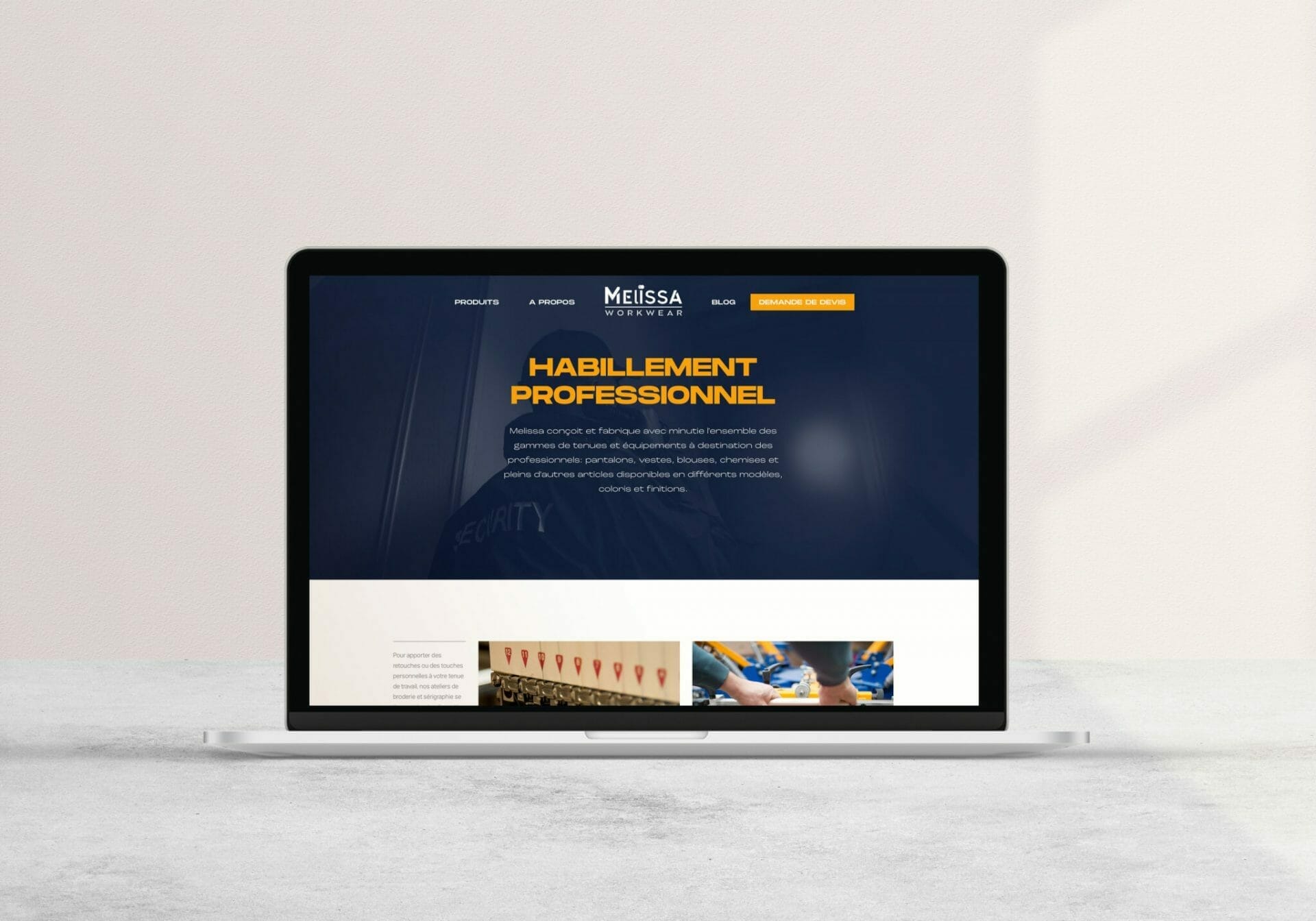 Un ordinateur portable avec une conception de site Web dessus.