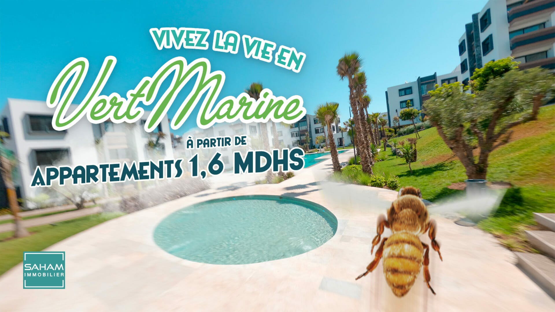 Une abeille vole devant une piscine.