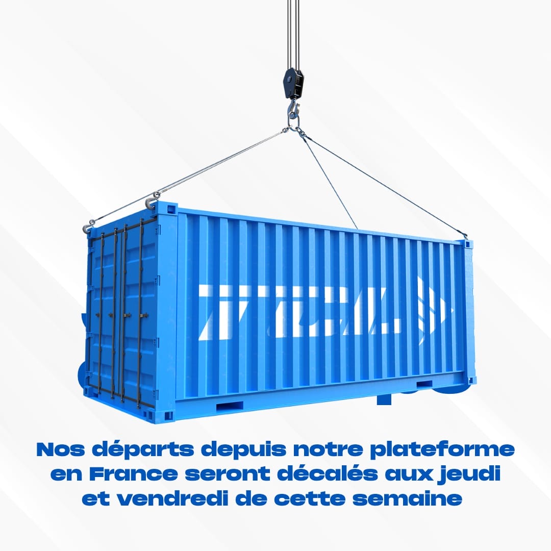Un conteneur bleu suspendu à une grue.